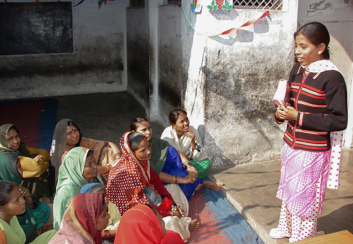 Basanti talking to ladies in Hope Center